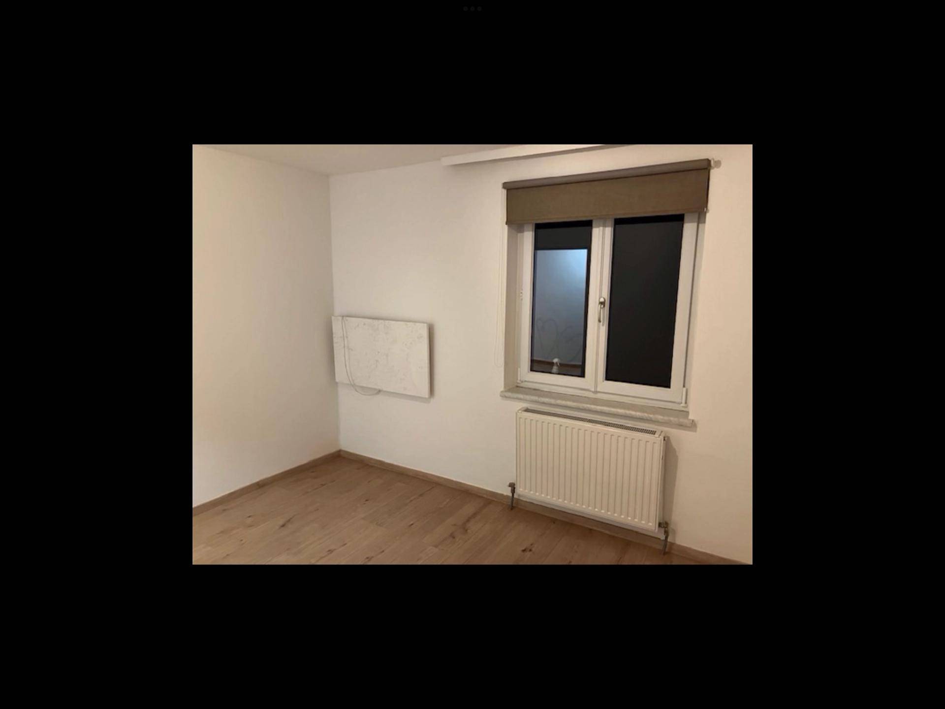 Kleiner Raum mit Holzboden und einfacher Einrichtung, nutzbar als Abstell- oder Ankleidezimmer.