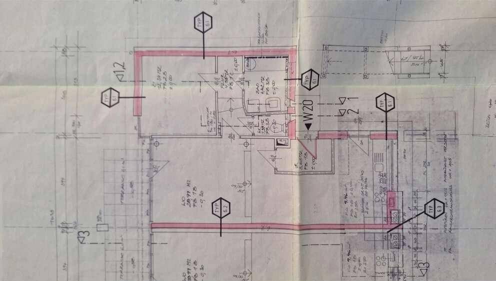 Detaillierter Grundrissplan mit eingezeichneten Räumen und potenziellen Außenbereichen.