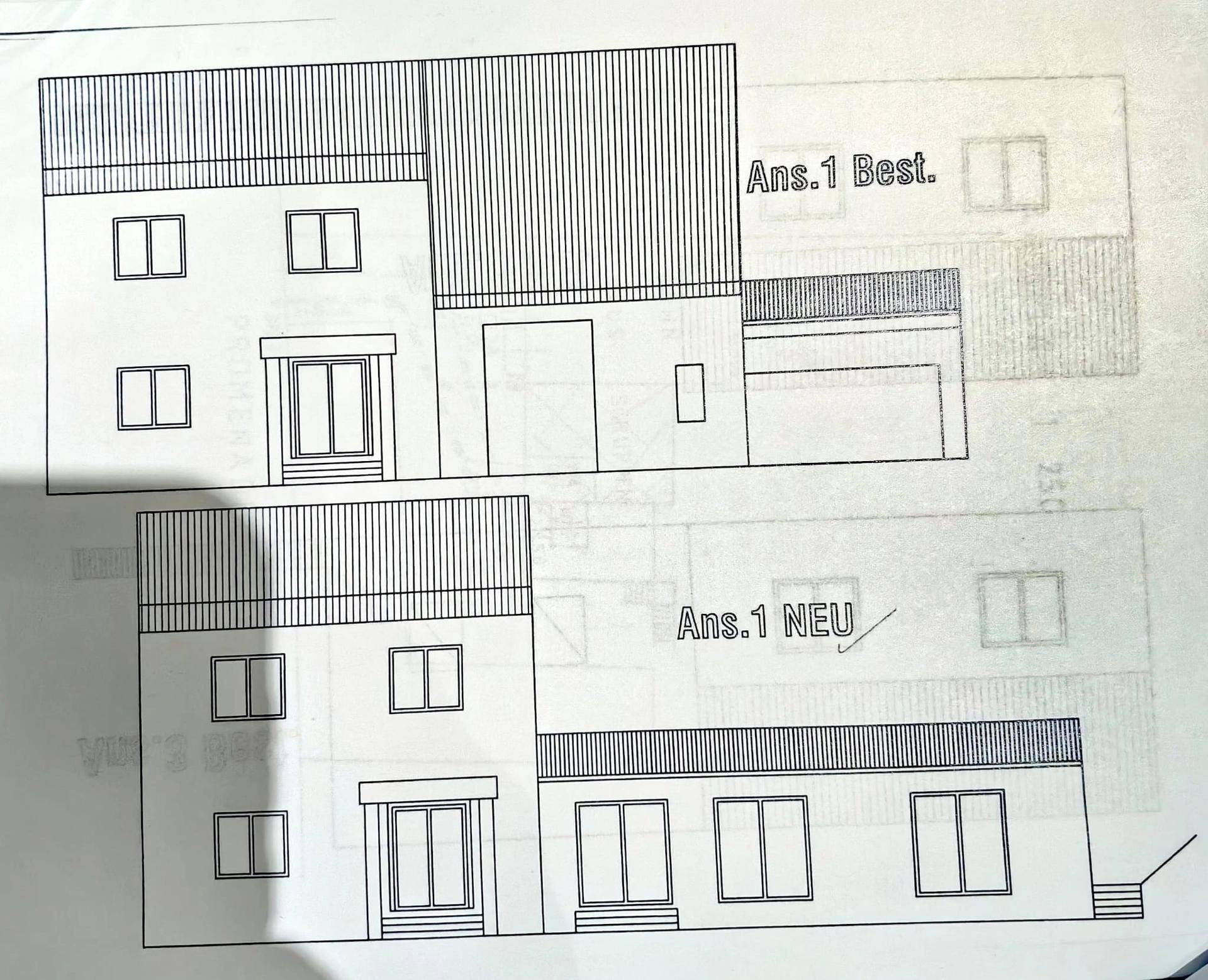 Architektonische Zeichnung zeigt zwei Fassadenansichten des Gebäudes, eine bestehende und eine neue Variante.