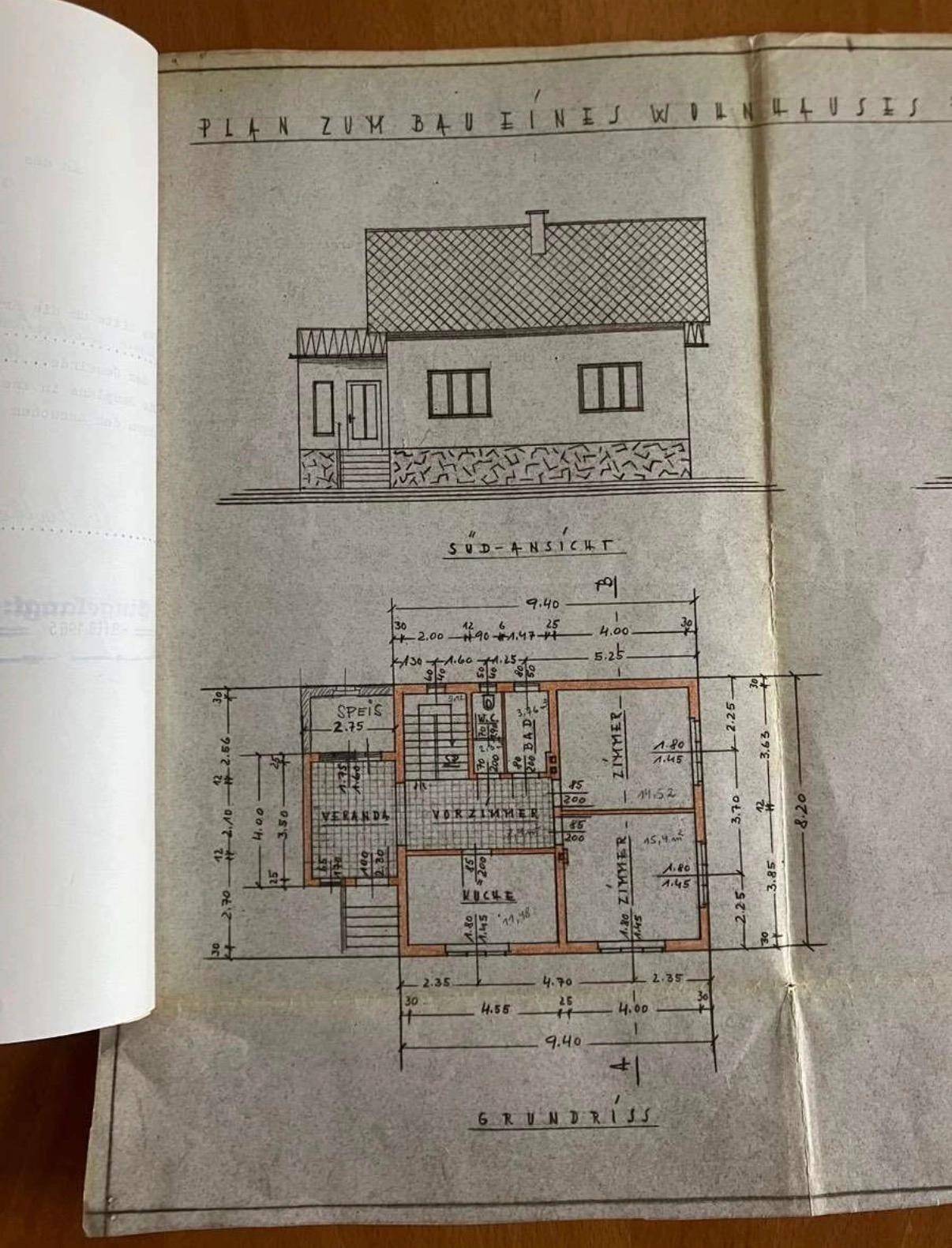 Historischer Bauplan eines Wohnhauses mit Grundriss und Südansicht.