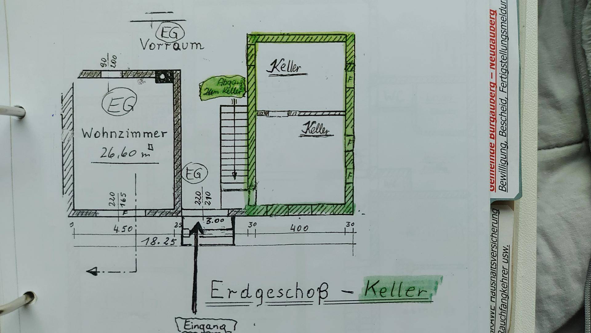 Grundriss des Erdgeschosses und Kellers mit Wohnzimmer und Treppenabgang für zusätzlichen Platz.