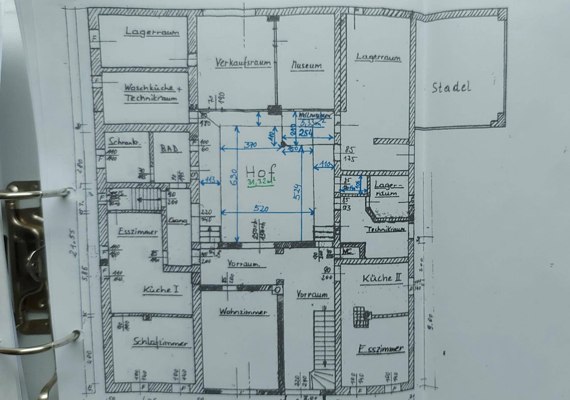 Detaillierter Grundriss des Erdgeschosses mit mehreren Räumen, Küchen und einem zentralen Hof.