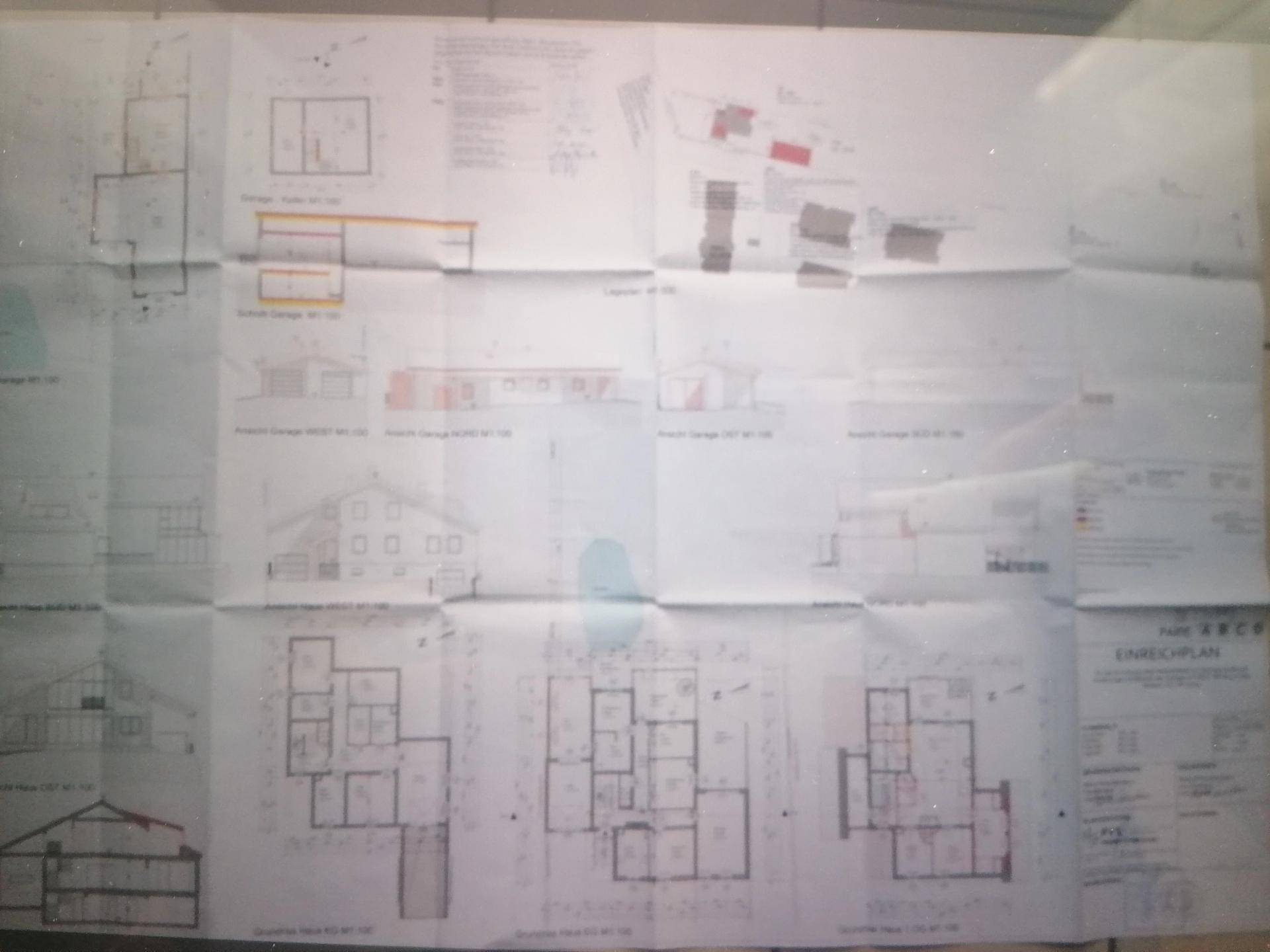 Umfassender Architekturplan mit verschiedenen Grundrissen, Ansichten und Schnitten des Gebäudes.