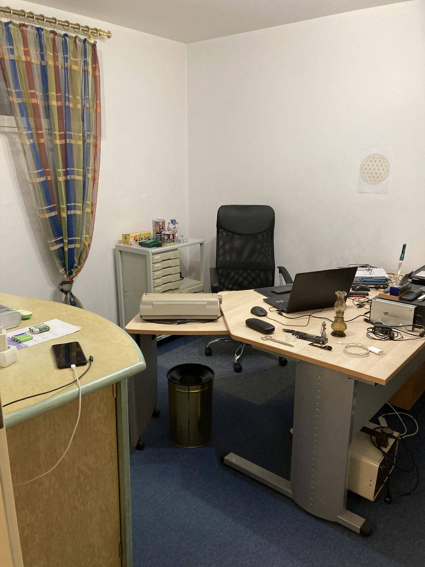Geräumiges Büro mit mehreren Schreibtischen, Bürostühlen und Teppichboden.
