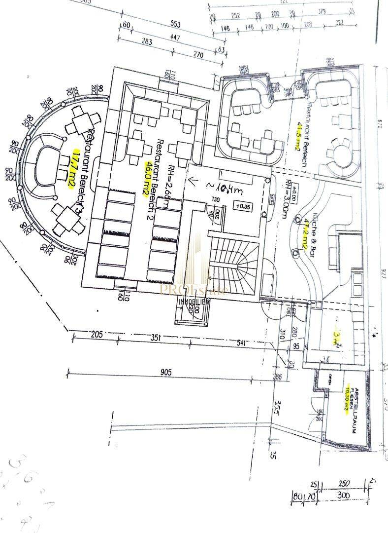Grundriss des Erdgeschosses mit Restaurantbereichen, Küche und Bar.