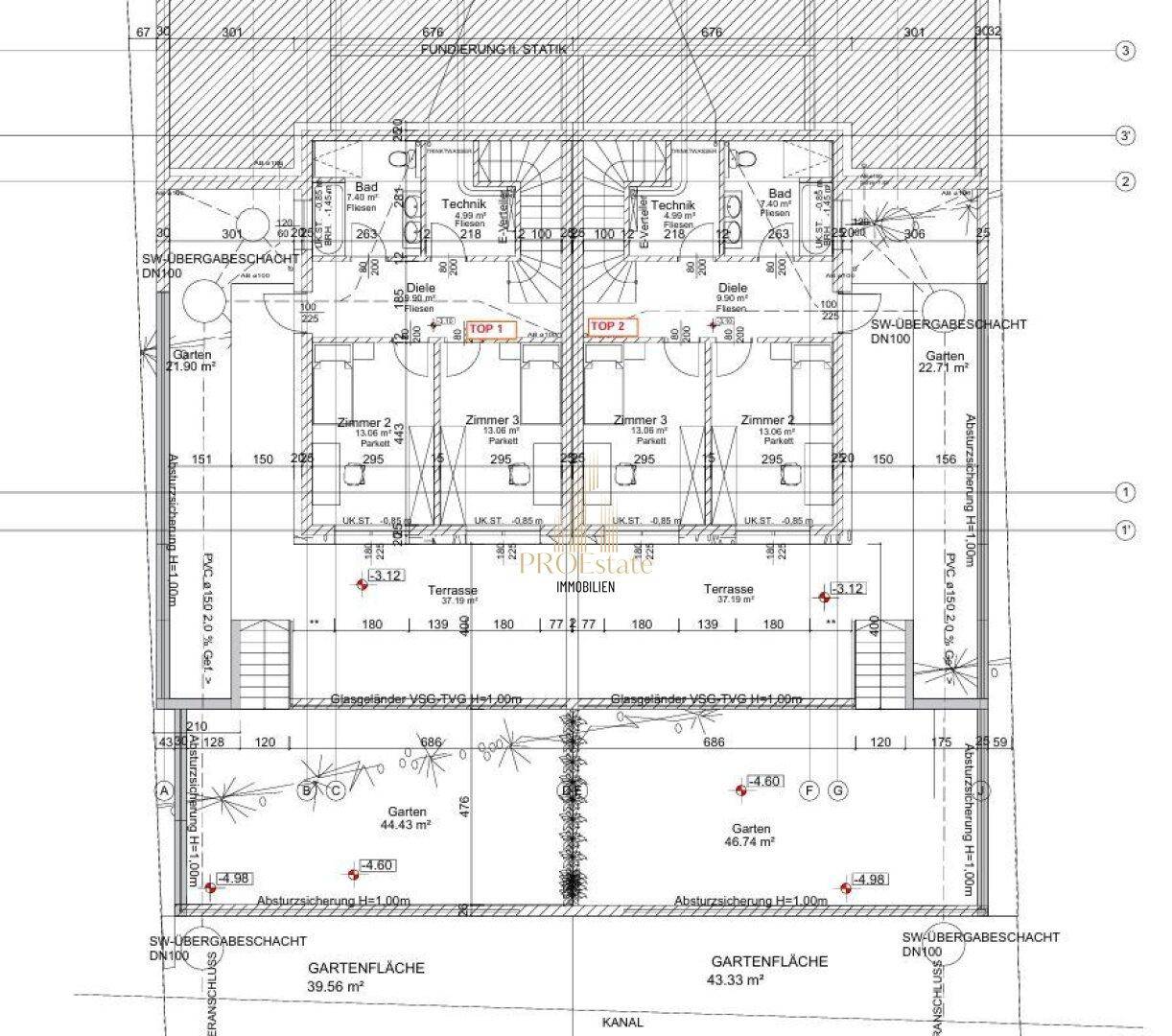 Grundriss des Erdgeschosses mit Gärten, Terrassen und weiteren Räumen für zwei Wohneinheiten.