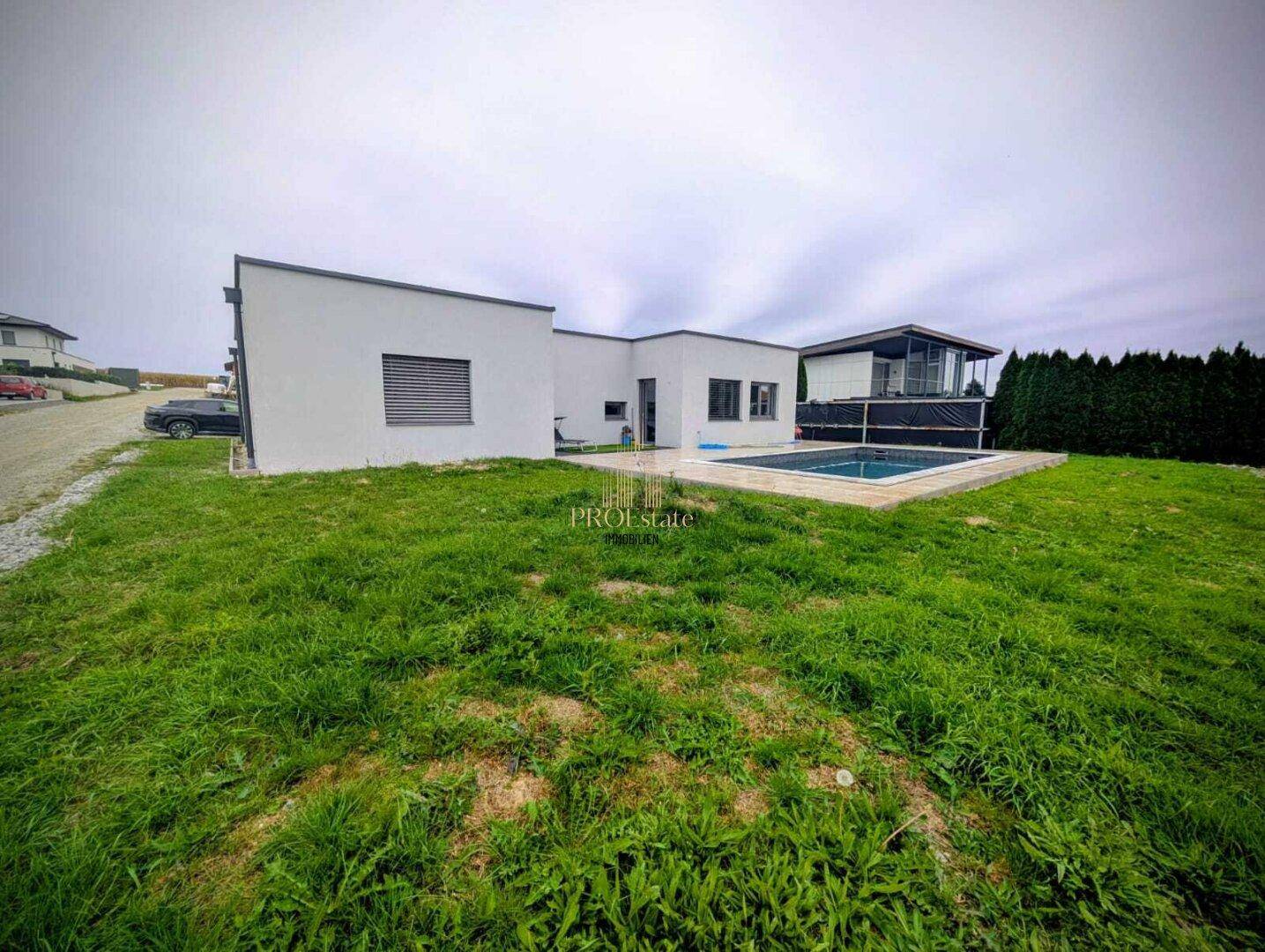 Modernes Einfamilienhaus mit großem Garten und privatem Pool.