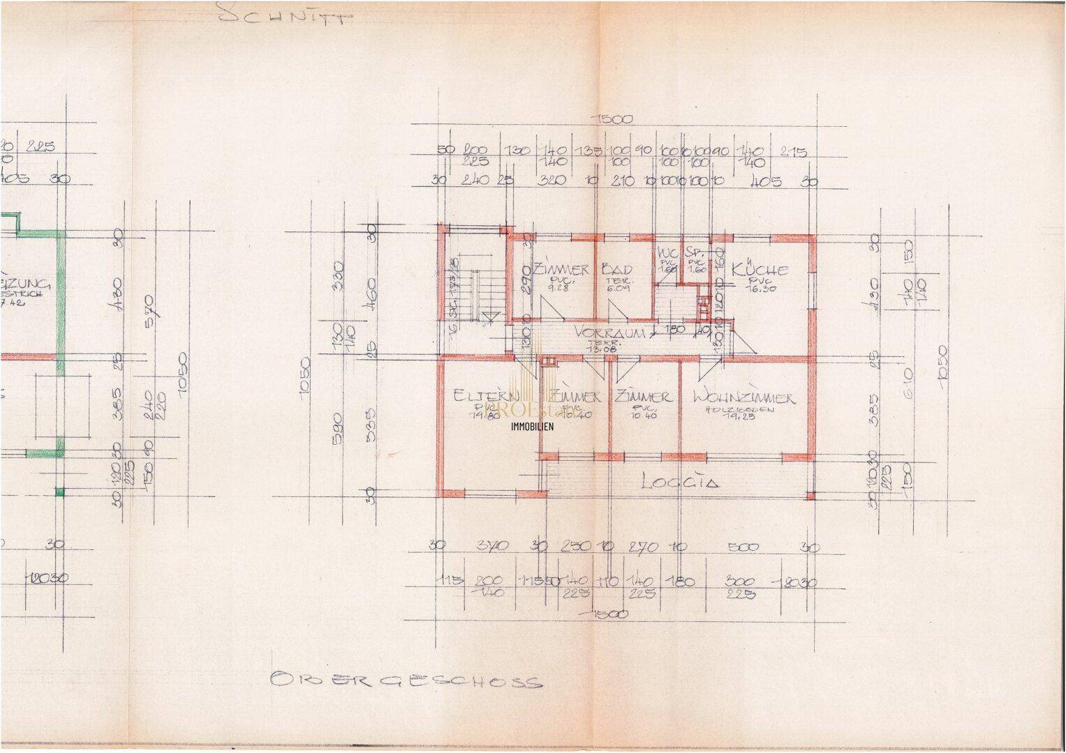 Grundriss des Obergeschosses mit Zimmern, Bad, Küche und Loggia.