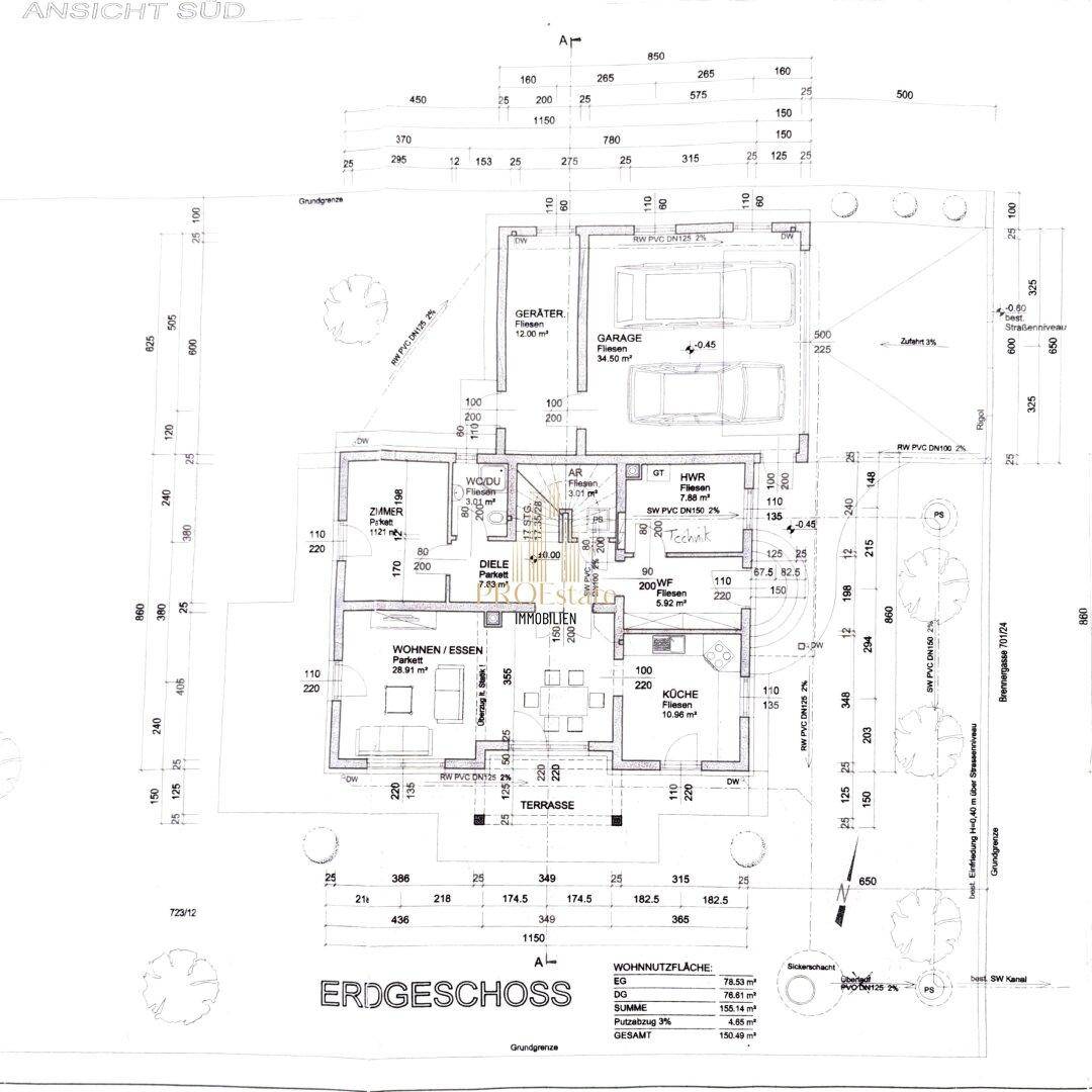 Grundriss des Erdgeschosses mit Wohn-Essbereich, Küche, Terrasse und Garage.