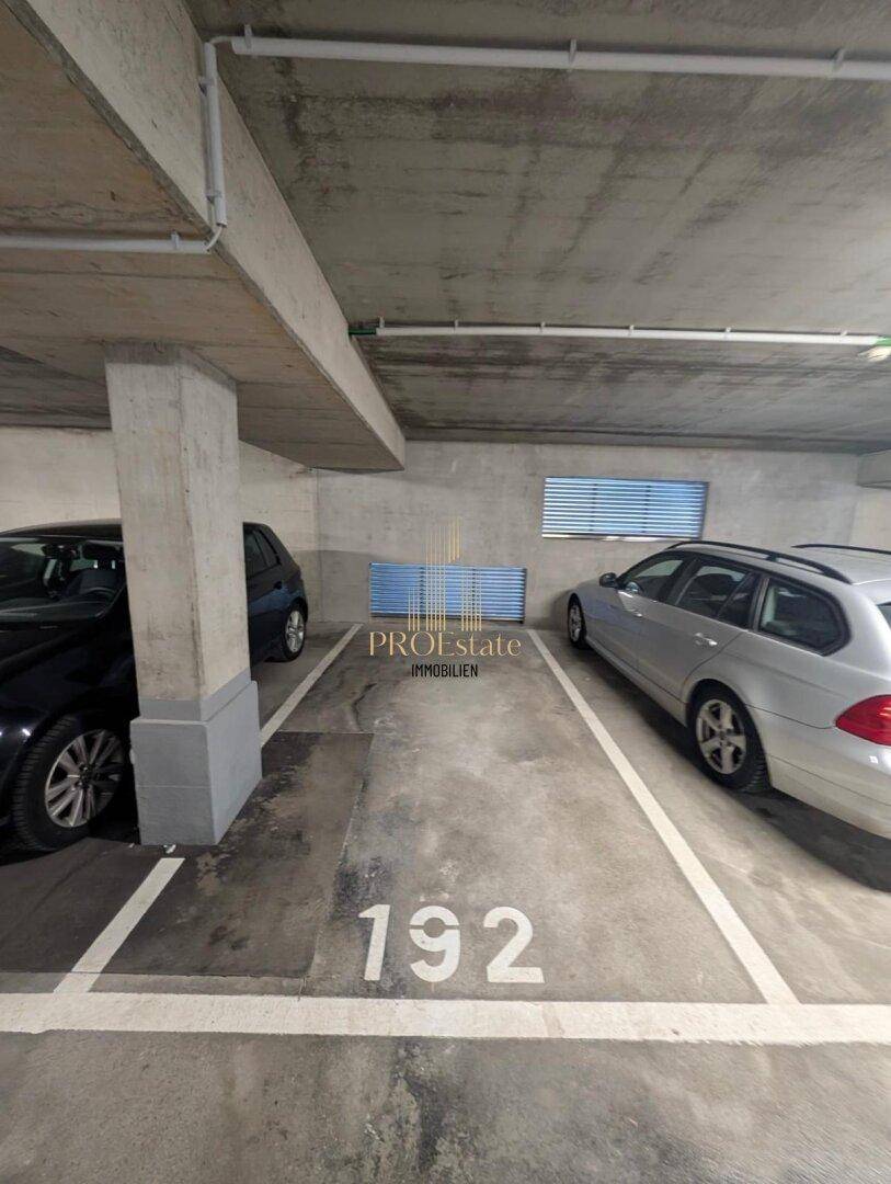 Tiefgarage mit markierten Parkplätzen und Betonwänden, bietet sichere Stellflächen für Fahrzeuge.