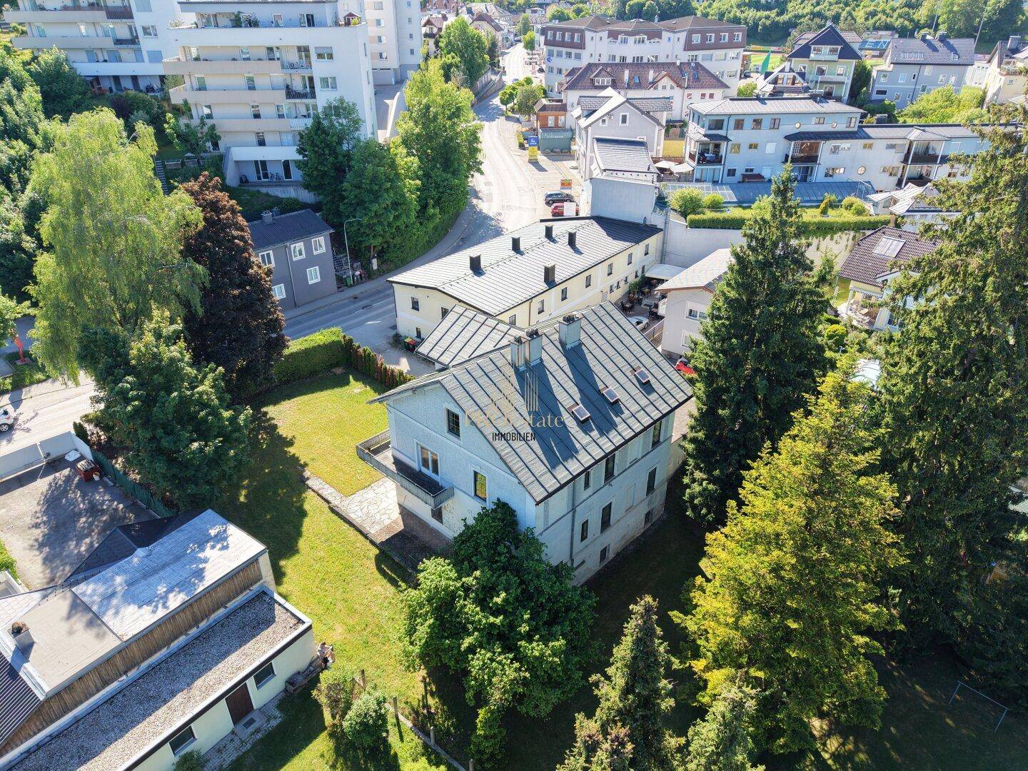 Panoramablick aus der Vogelperspektive auf ein Wohnhaus und die angrenzende Nachbarschaft.