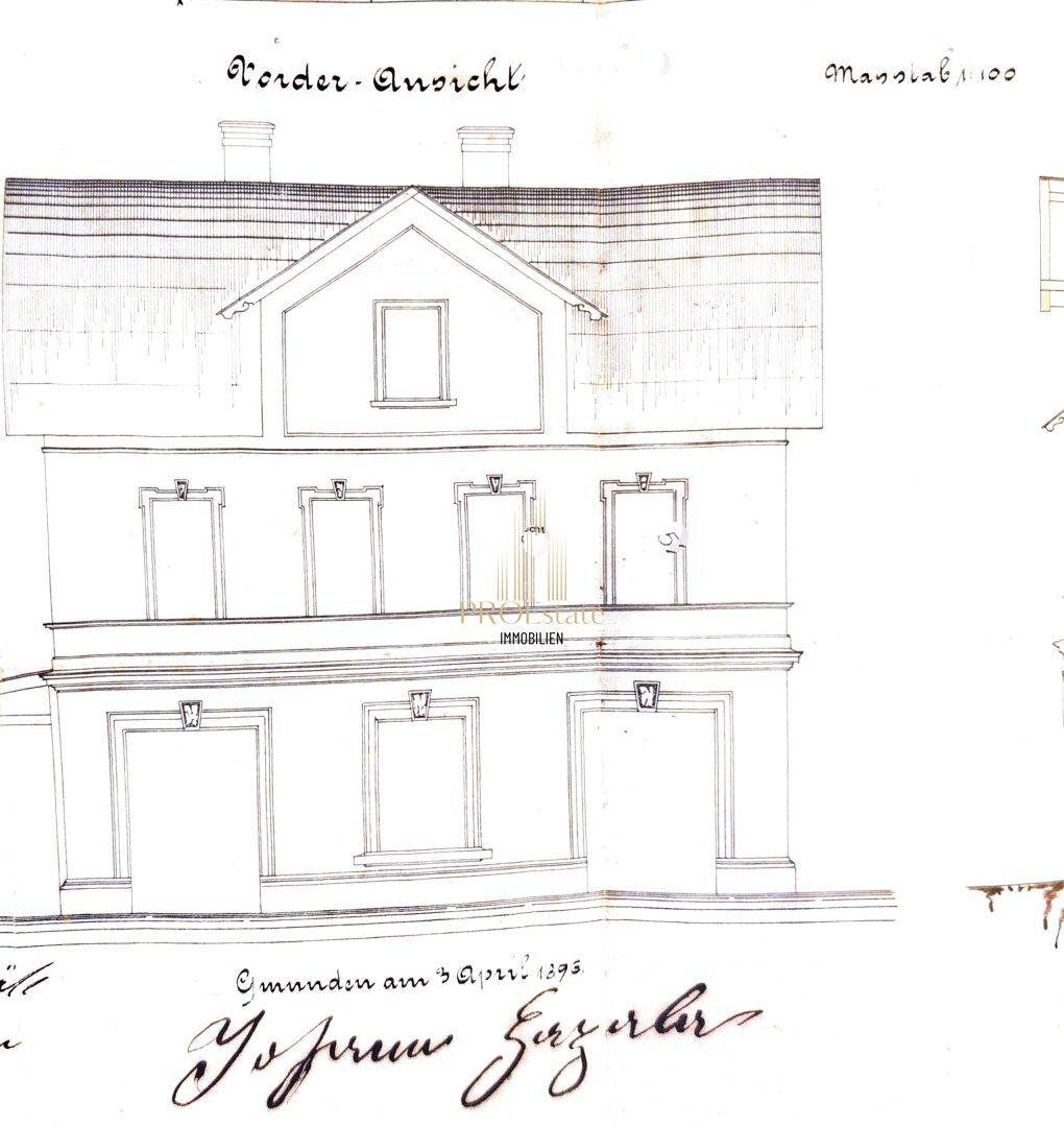 Detailansicht der historischen Fassade mit Fenstern und dem charakteristischen Satteldach.