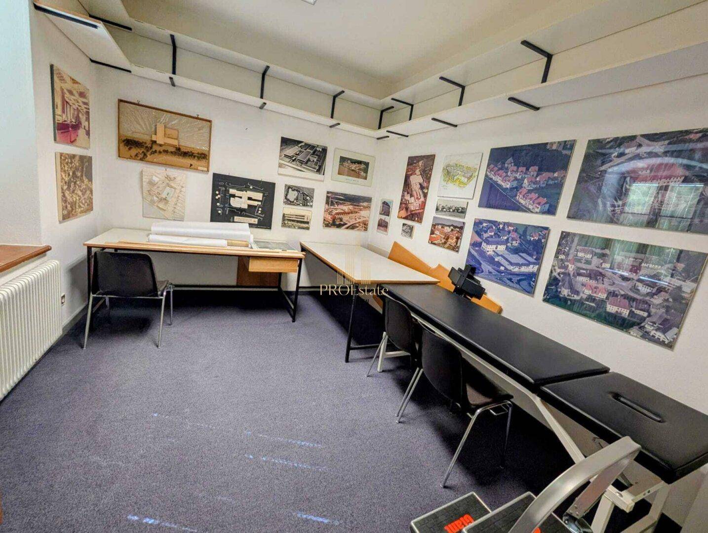 Kreativer Arbeitsraum oder Atelier mit zahlreichen Zeichnungen an den Wänden und Teppichboden.
