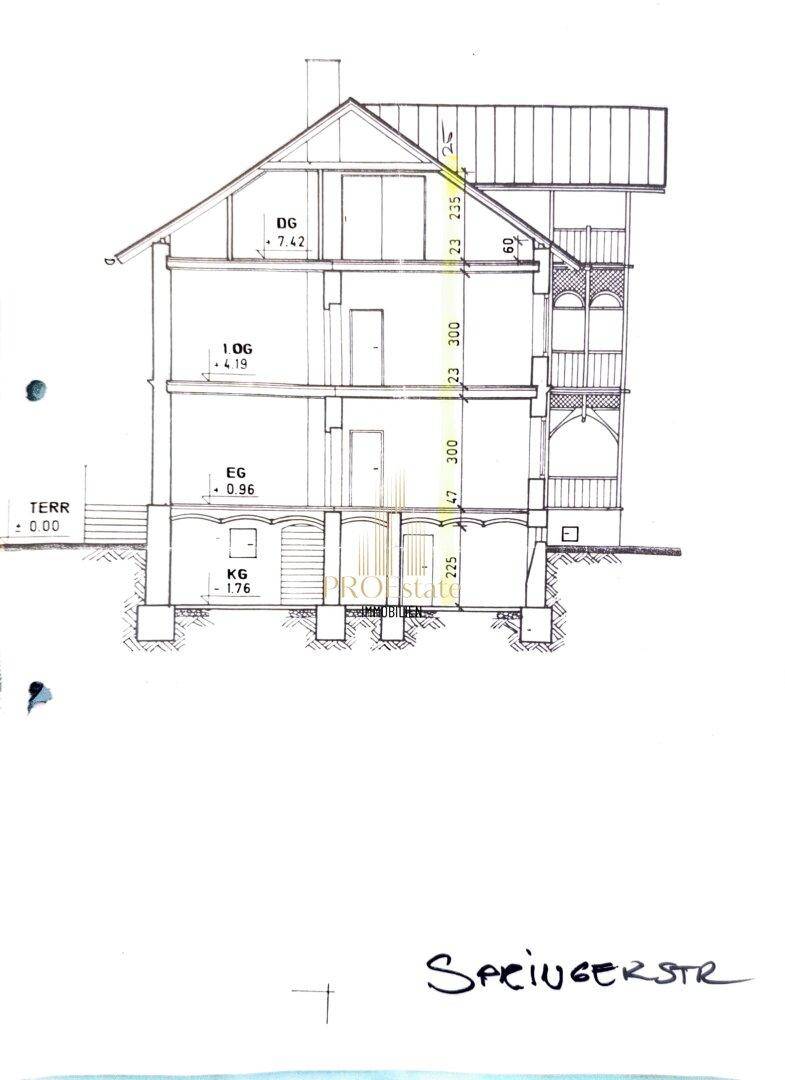 Architektonischer Querschnitt des Gebäudes mit Darstellung der verschiedenen Stockwerke und Maße.