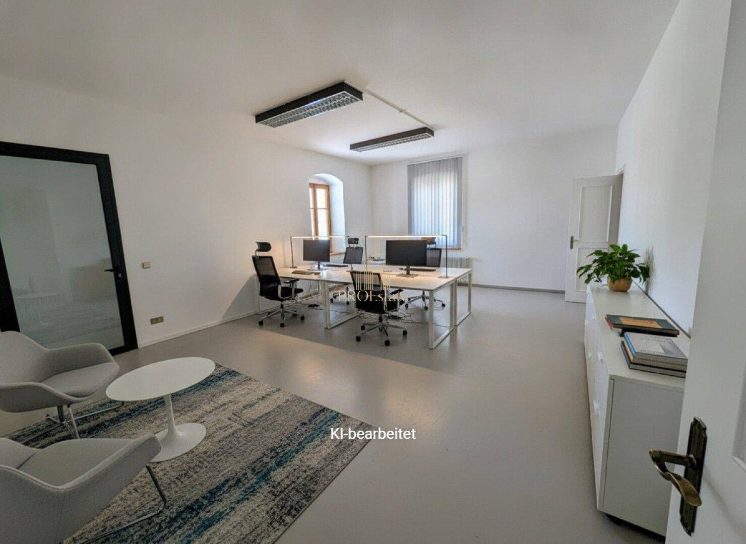 Modernes und helles Büro mit mehreren Arbeitsplätzen und minimalistischer Einrichtung.