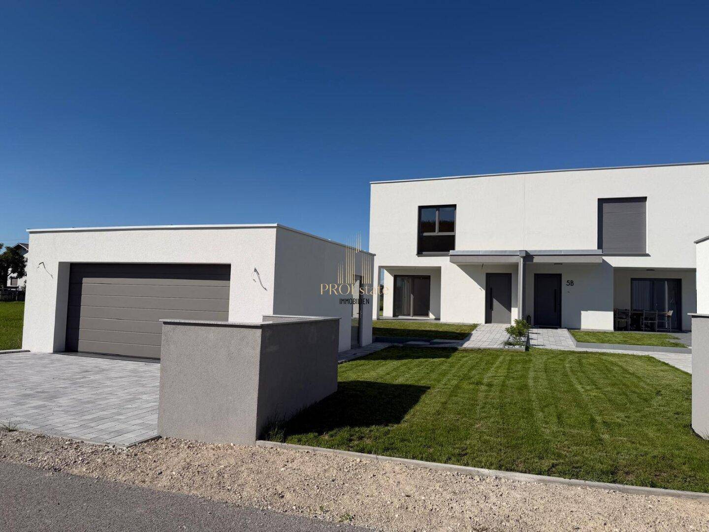 Moderne Doppelhaushälfte mit separater Garage und gepflegter Außenanlage.
