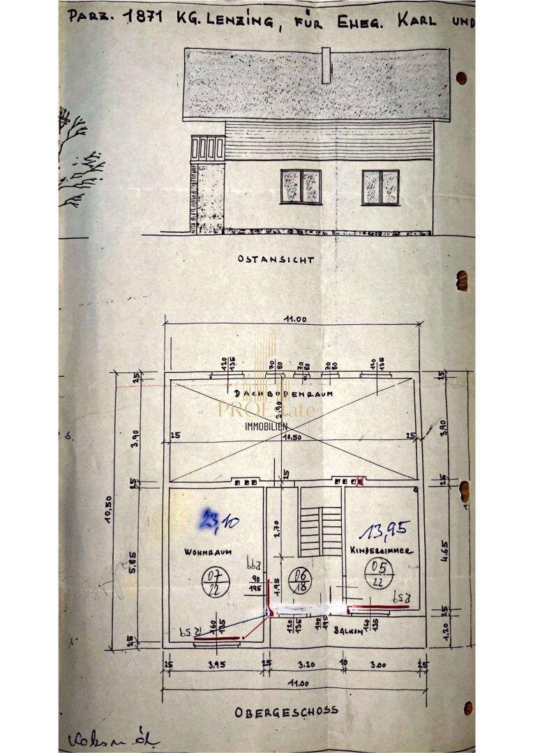 Grundriss des Obergeschosses mit Wohnzimmer, Kinderzimmer und Balkon, ergänzt durch Ostansicht.