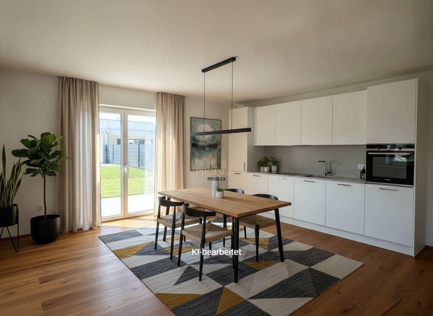 Moderne offene Küche mit weißen Schränken, Holztisch und Zugang zum grünen Garten.