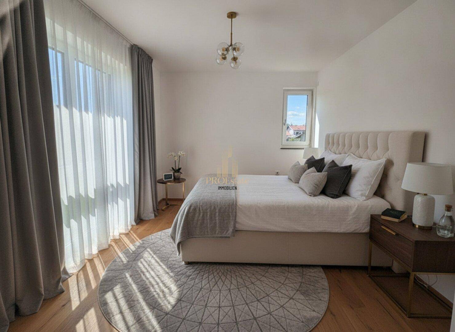 Gemütliches Schlafzimmer mit großem Bett, Holzboden und viel Tageslicht durch die Fenster.