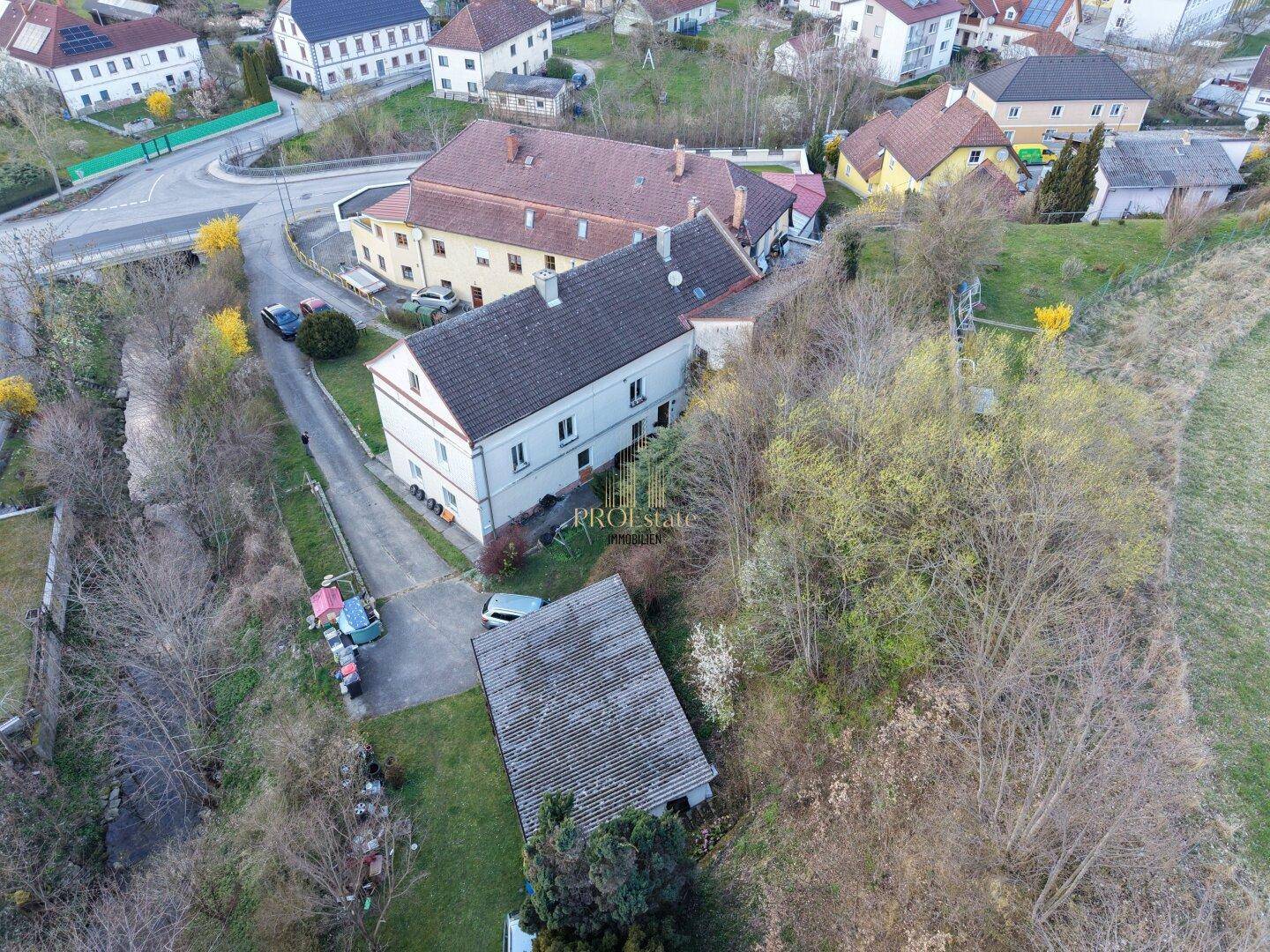 Weitläufige Luftaufnahme des Grundstücks mit angrenzenden Feldern und Gebäuden.