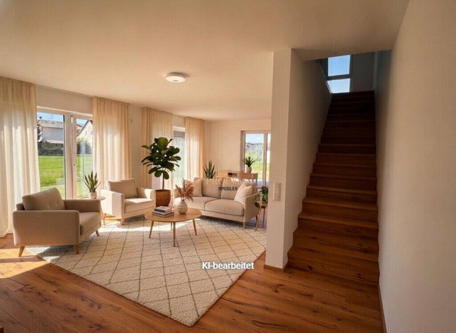 Heller, offener Wohn- und Essbereich mit Holzboden, großen Fenstern und Blick ins Grüne, ergänzt durch eine elegante Holztreppe.