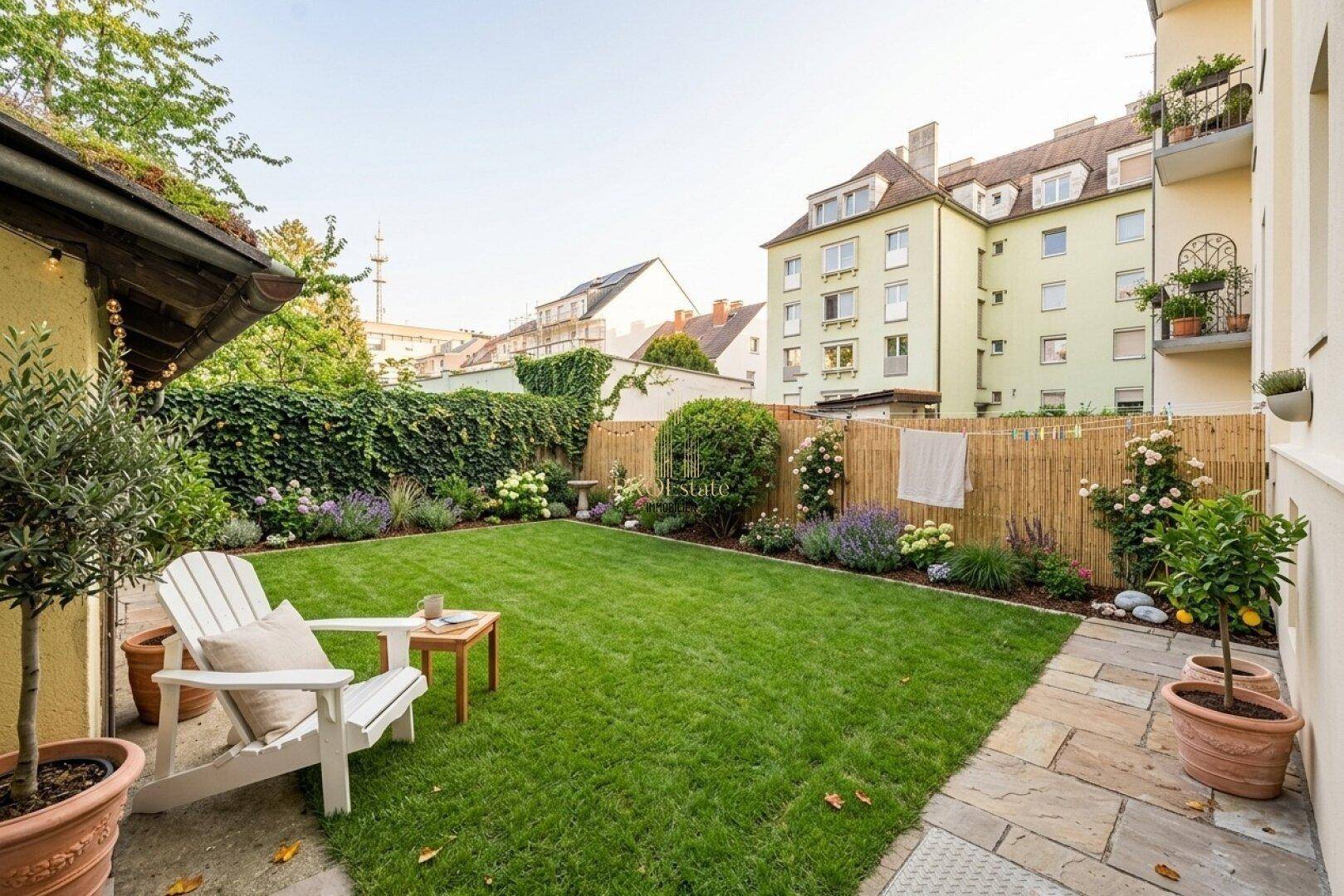 Gepflegter Garten mit Rasenfläche, Sitzgelegenheiten und üppiger Bepflanzung im Hinterhof.