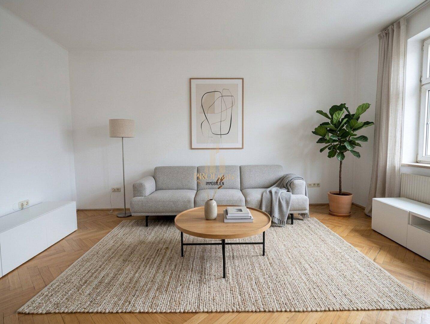 Gemütliches Wohnzimmer mit hellem Sofa, Holztisch und modernem Teppich auf Fischgrätparkettboden.