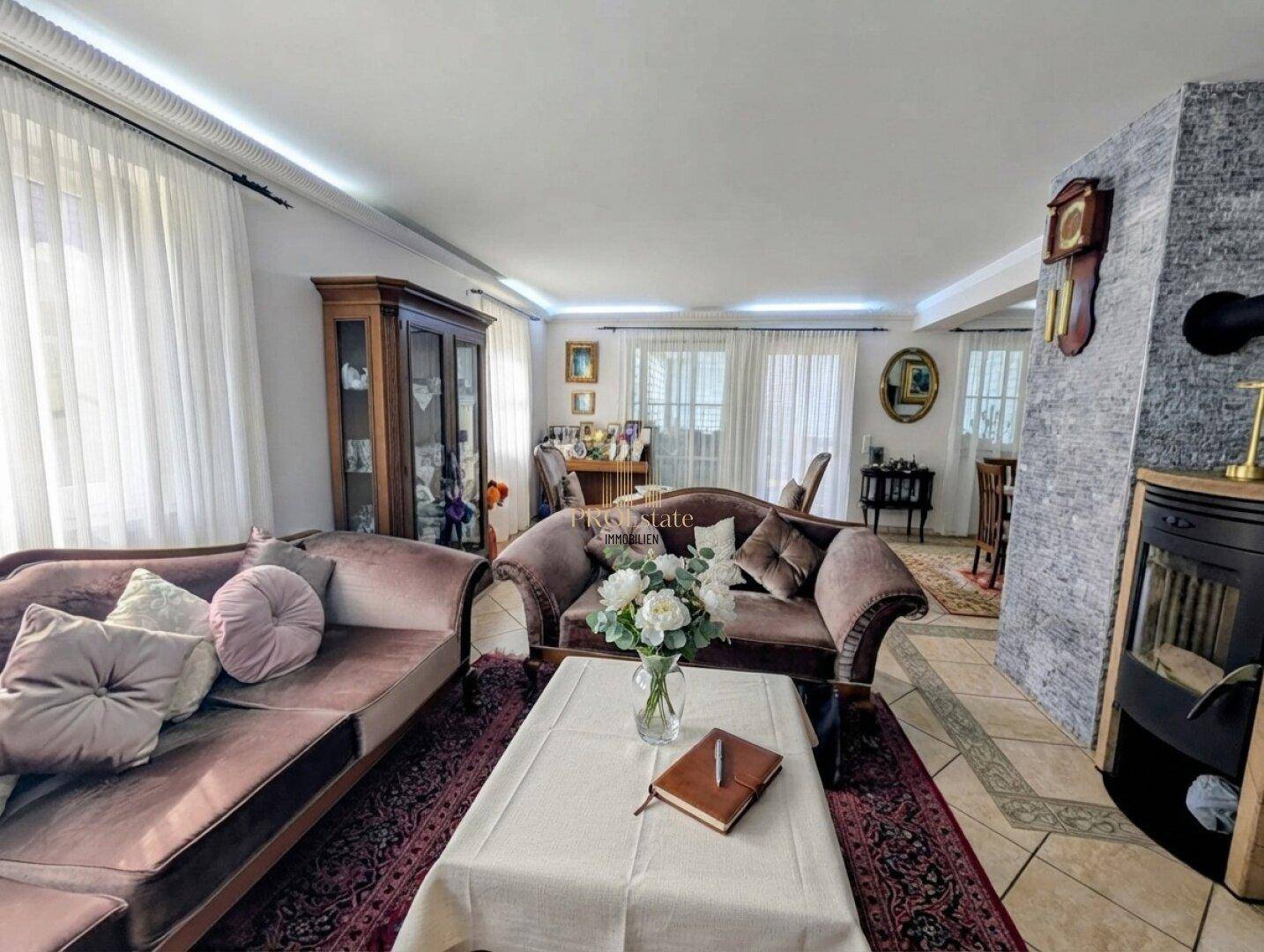 Wohnzimmer mit Kamin