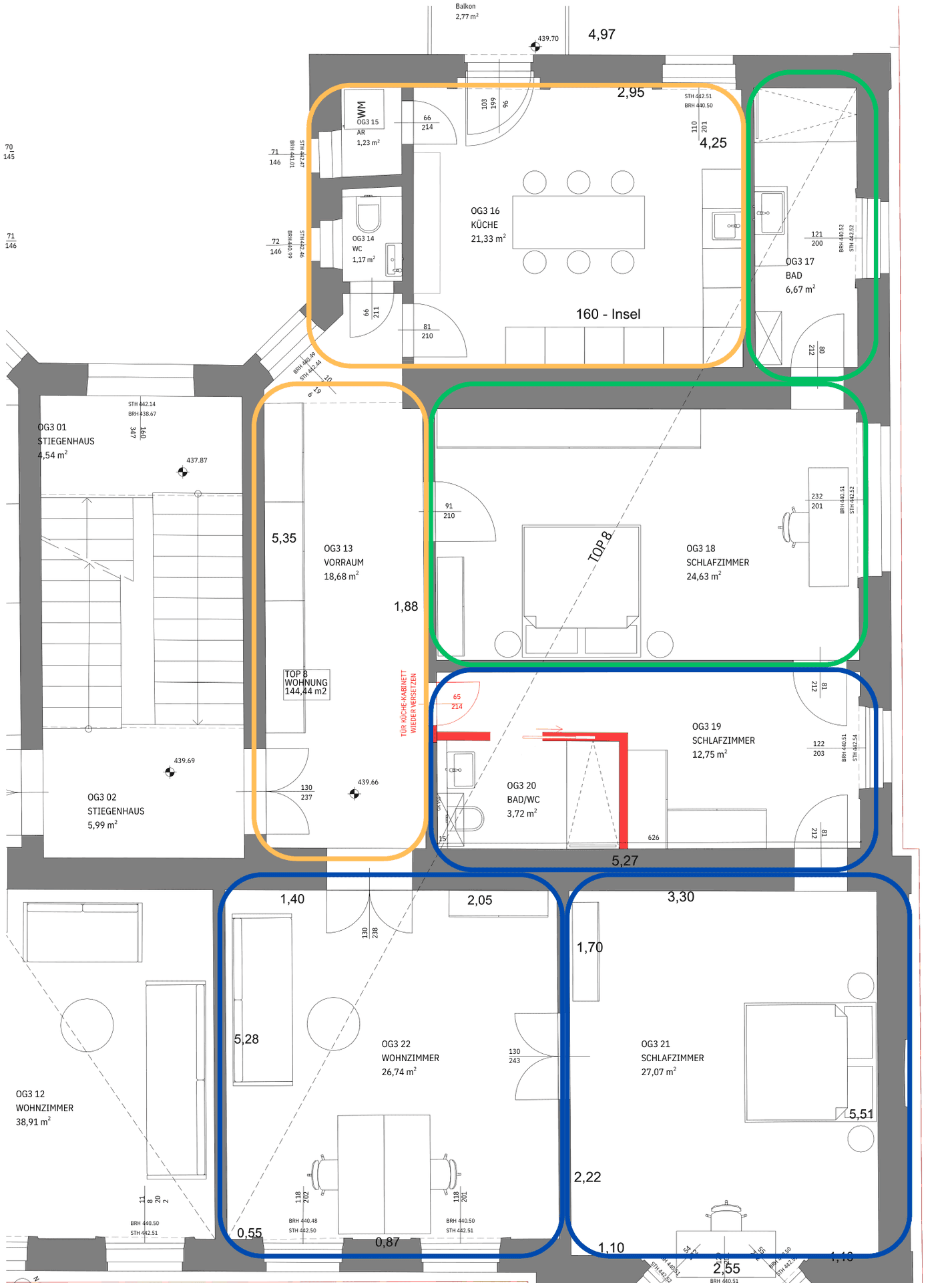 Detaillierter Grundriss einer Wohnung mit mehreren Schlafzimmern, separater Küche und Balkonzugang.