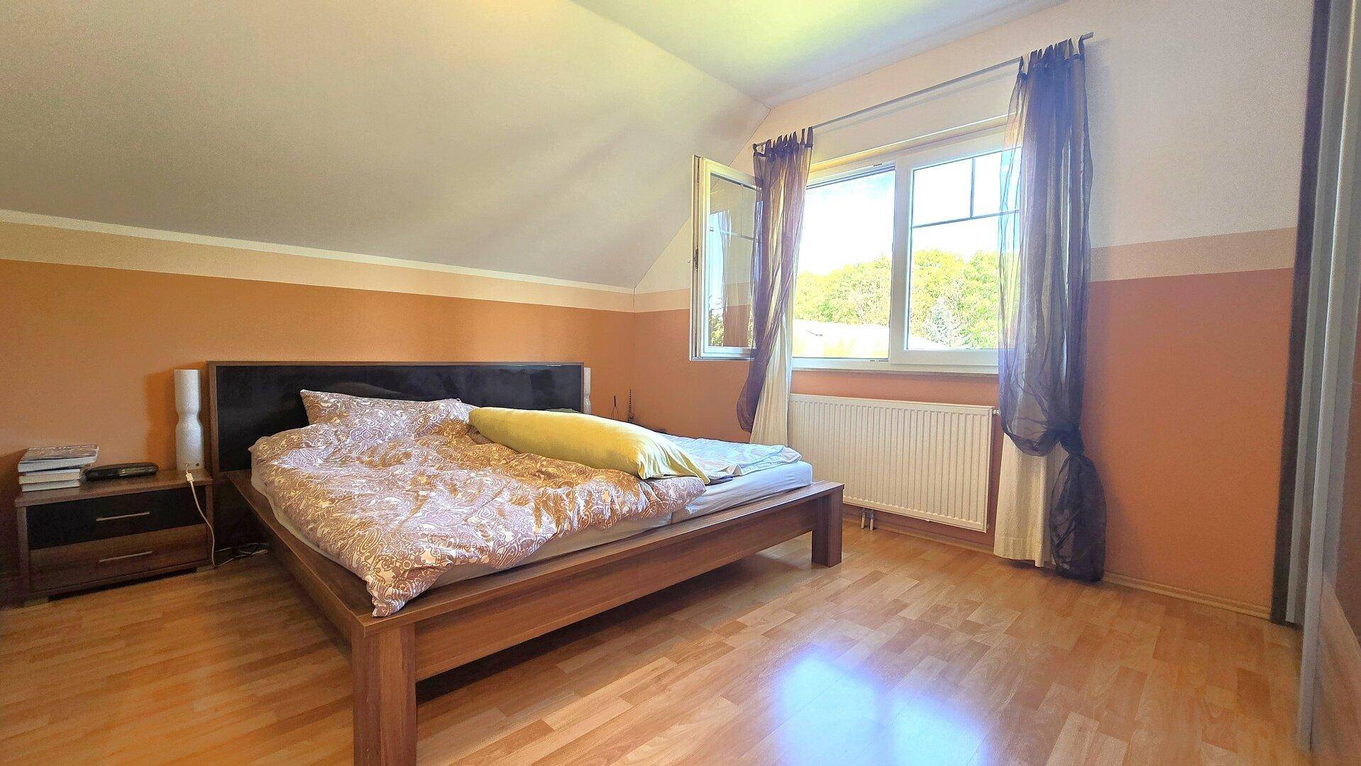 Schlafzimmer 1