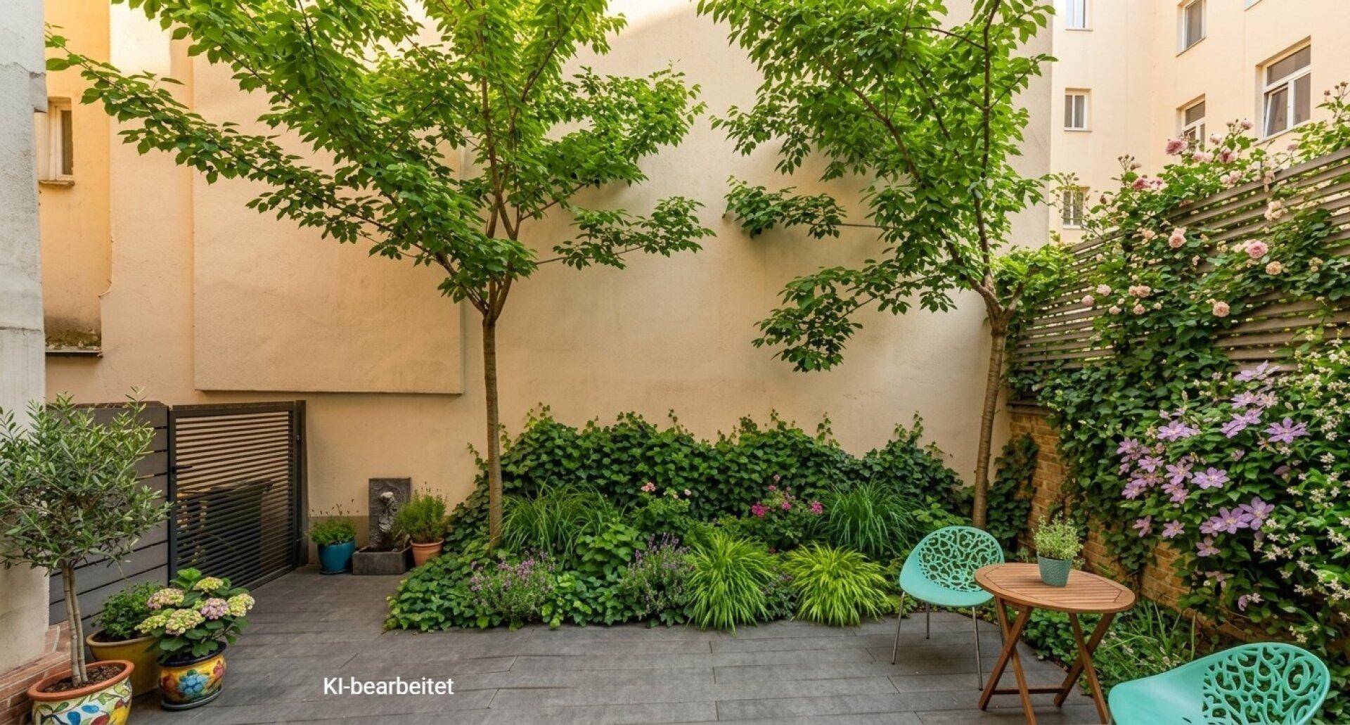 Grüner Gartenbereich mit Sitzgelegenheiten, Bäumen und üppiger Bepflanzung.