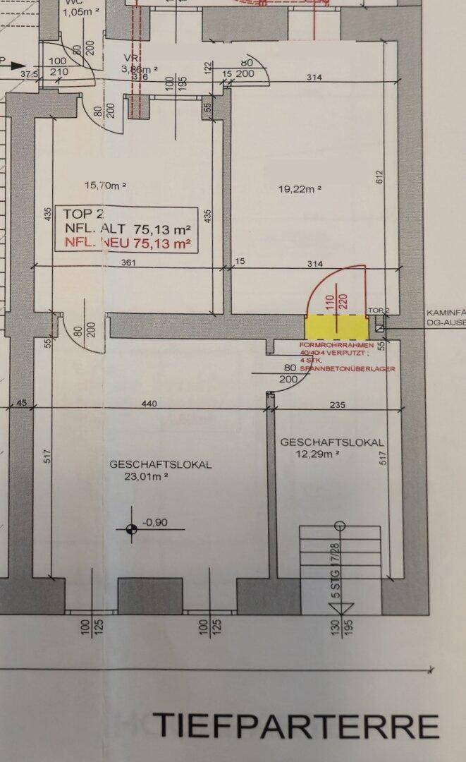 Grundrissplan zeigt die Aufteilung von Geschäftsräumen und einer Wohnung im Tiefparterre.