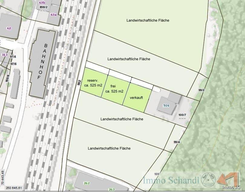 Katasterplan mit verschiedenen Grundstücksparzellen, Bahngleisen und einem Bahnhofsgebäude in der Nähe.