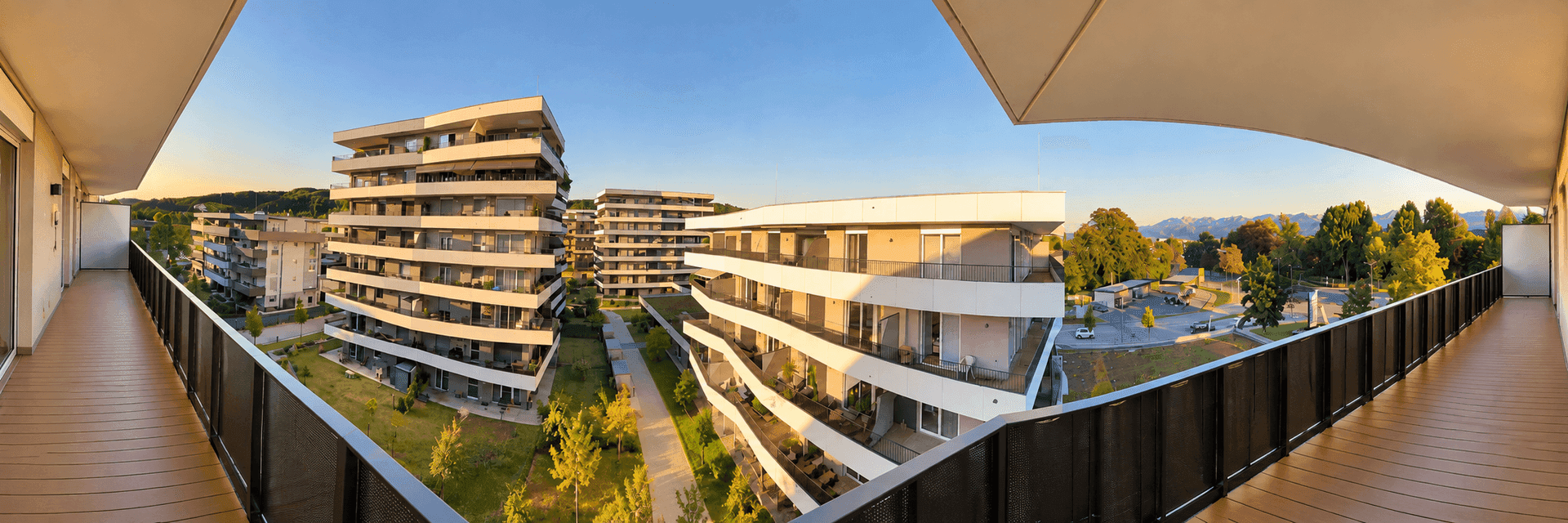 Weitläufiger Balkon mit Panoramablick auf moderne Wohngebäude und die Umgebung.