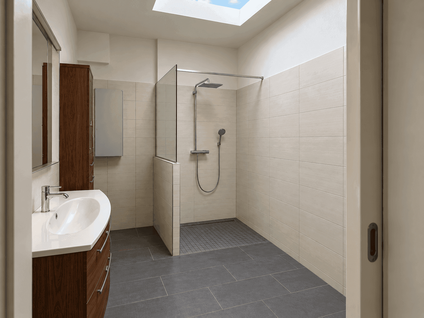 Modernes Badezimmer mit begehbarer Dusche, Einzelwaschbecken und Oberlicht.