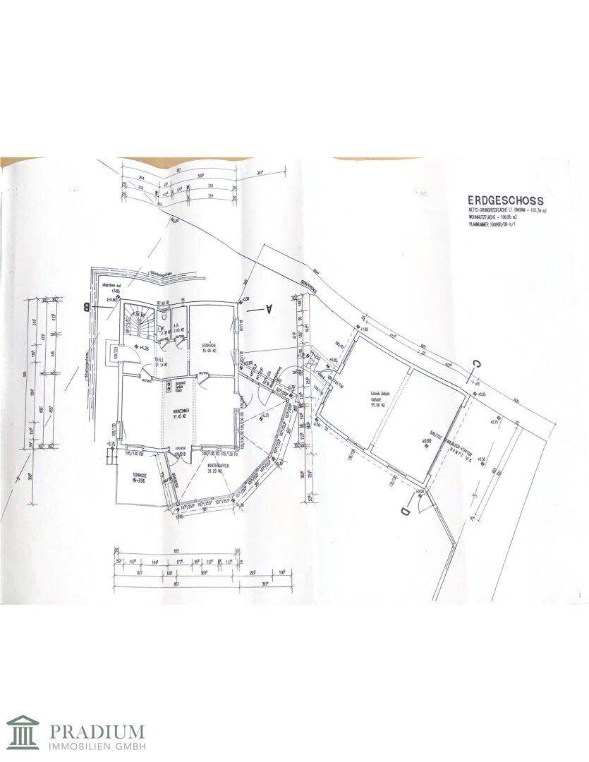 Grundriss des Erdgeschosses mit offenem Wohnbereich, Küche und Zugang zu Balkon und Terrasse.