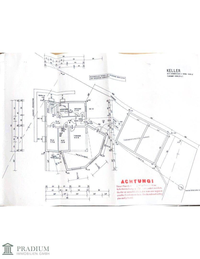 Grundriss des Kellergeschosses mit Abmessungen und Raumaufteilung, inklusive Garagenbereich.