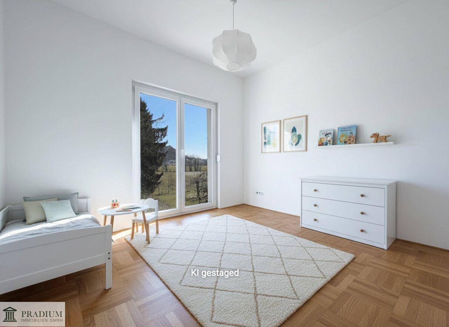 Helles Kinderzimmer mit Holzboden, großem Fenster und Blick ins Grüne, liebevoll eingerichtet.