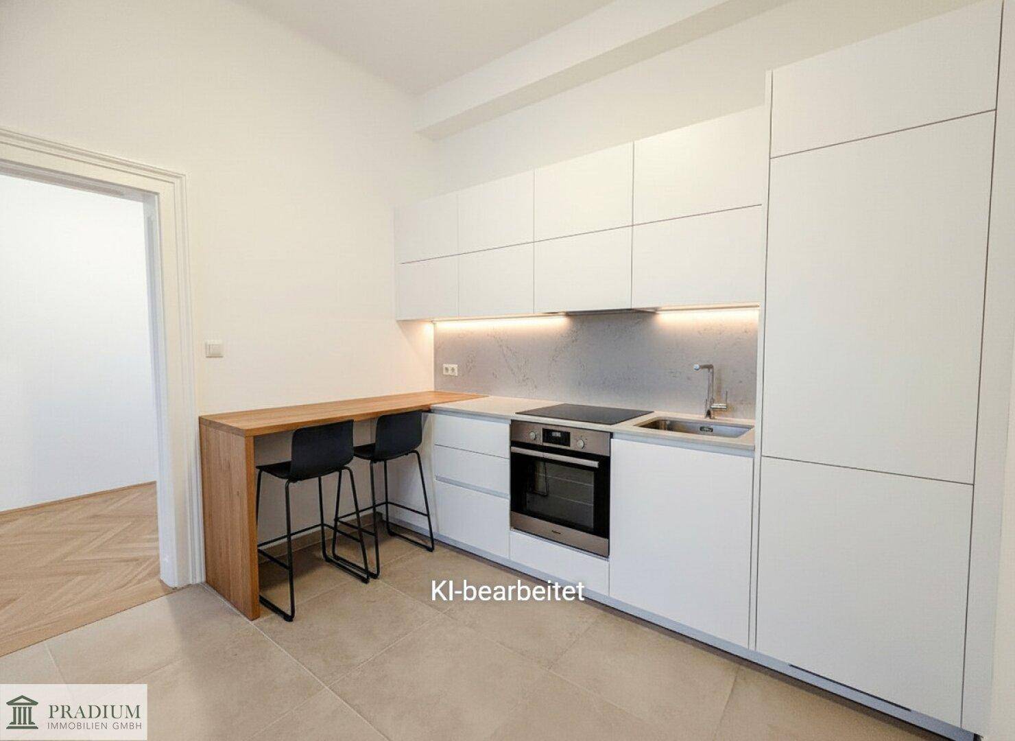 Moderne, helle Einbauküche mit weißen Schränken, integrierten Geräten und einer praktischen Frühstücksbar.