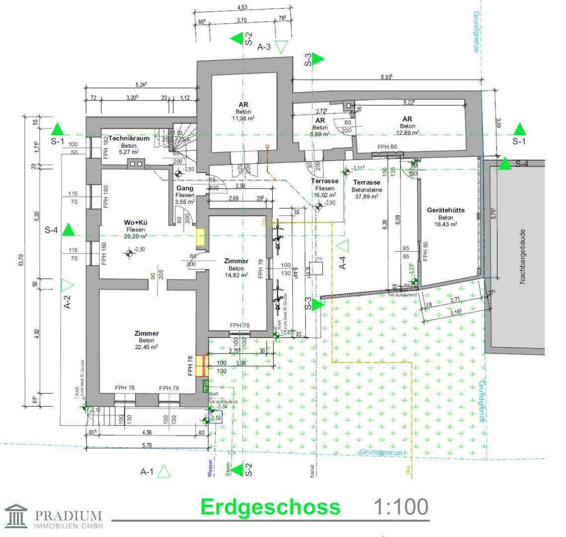 Grundriss des Erdgeschosses mit Wohnküche, Zimmern, Technikraum und Terrassenbereichen.