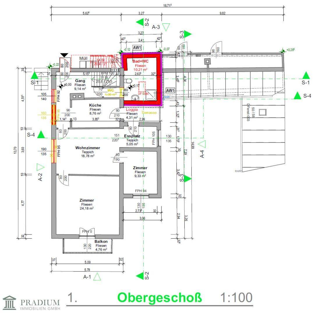 Grundriss des Obergeschosses mit Wohnzimmer, Küche, Bad, Zimmern, Loggia und Balkon.