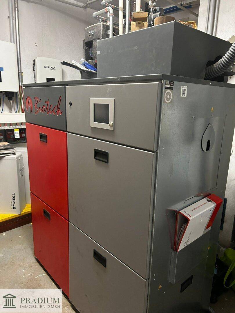 Moderne Biomasseheizungsanlage in einem Technikraum, sorgt für effiziente Wärmeversorgung.