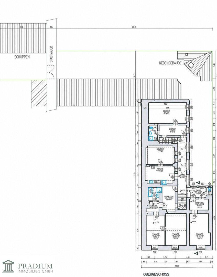 Grundriss des Obergeschosses mit mehreren Zimmern, Bädern und Balkonzugängen.