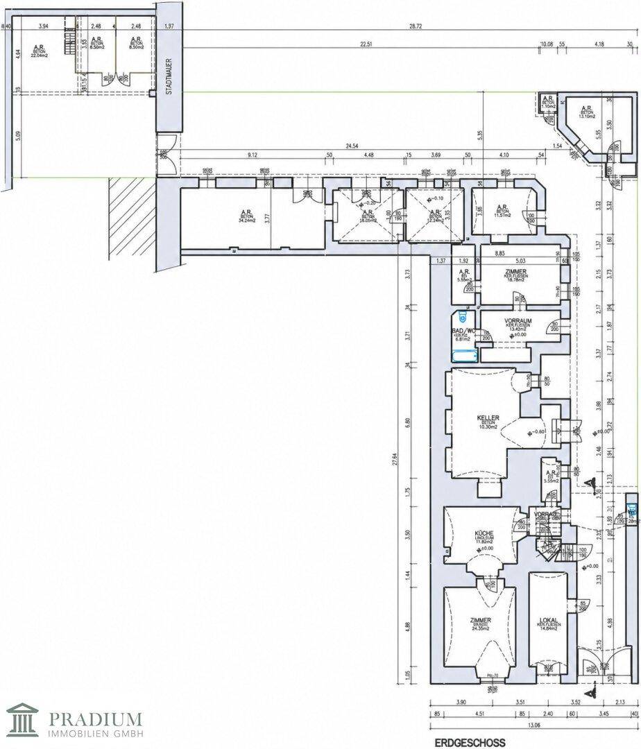 Grundriss des Erdgeschosses mit Zimmern, Küche, Kellerzugang und Außenbereich.