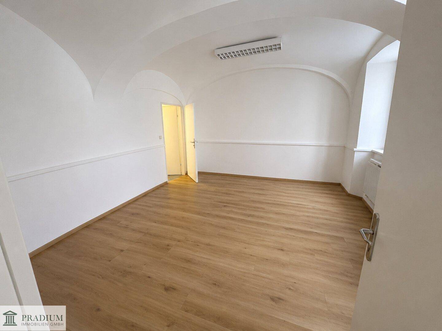 Charmantes Anlegerbüro in historischem Zinshaus in Bruck an der Leitha - Ansicht 2