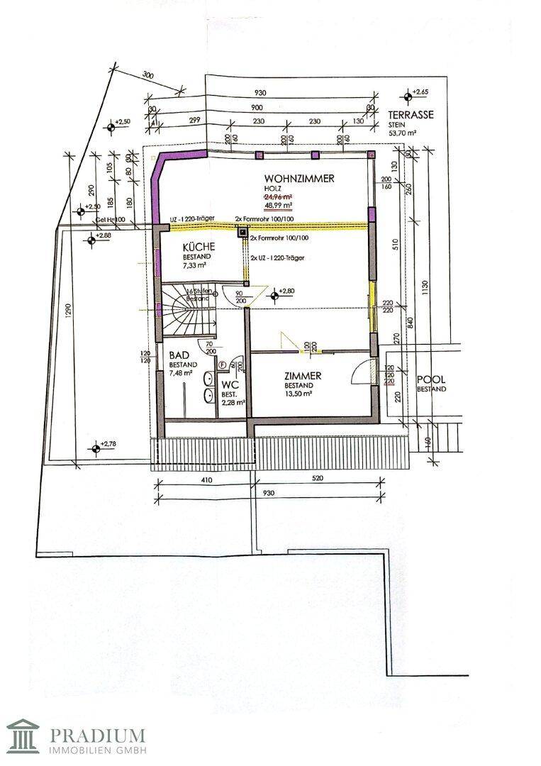 Grundriss des Erdgeschosses mit Wohnzimmer, Küche, Bad und Terrasse.