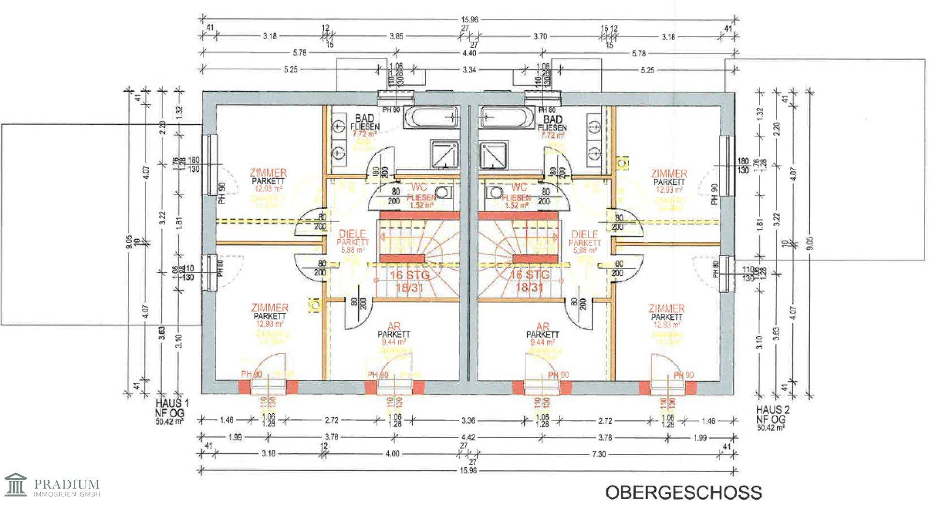 Grundriss des Obergeschosses mit Schlafzimmern, Badezimmern und Diele für zwei Wohneinheiten.