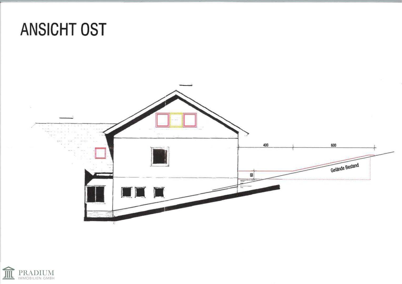 Architektonische Ostansicht des Gebäudes mit Fenstern und Geländegefälle.