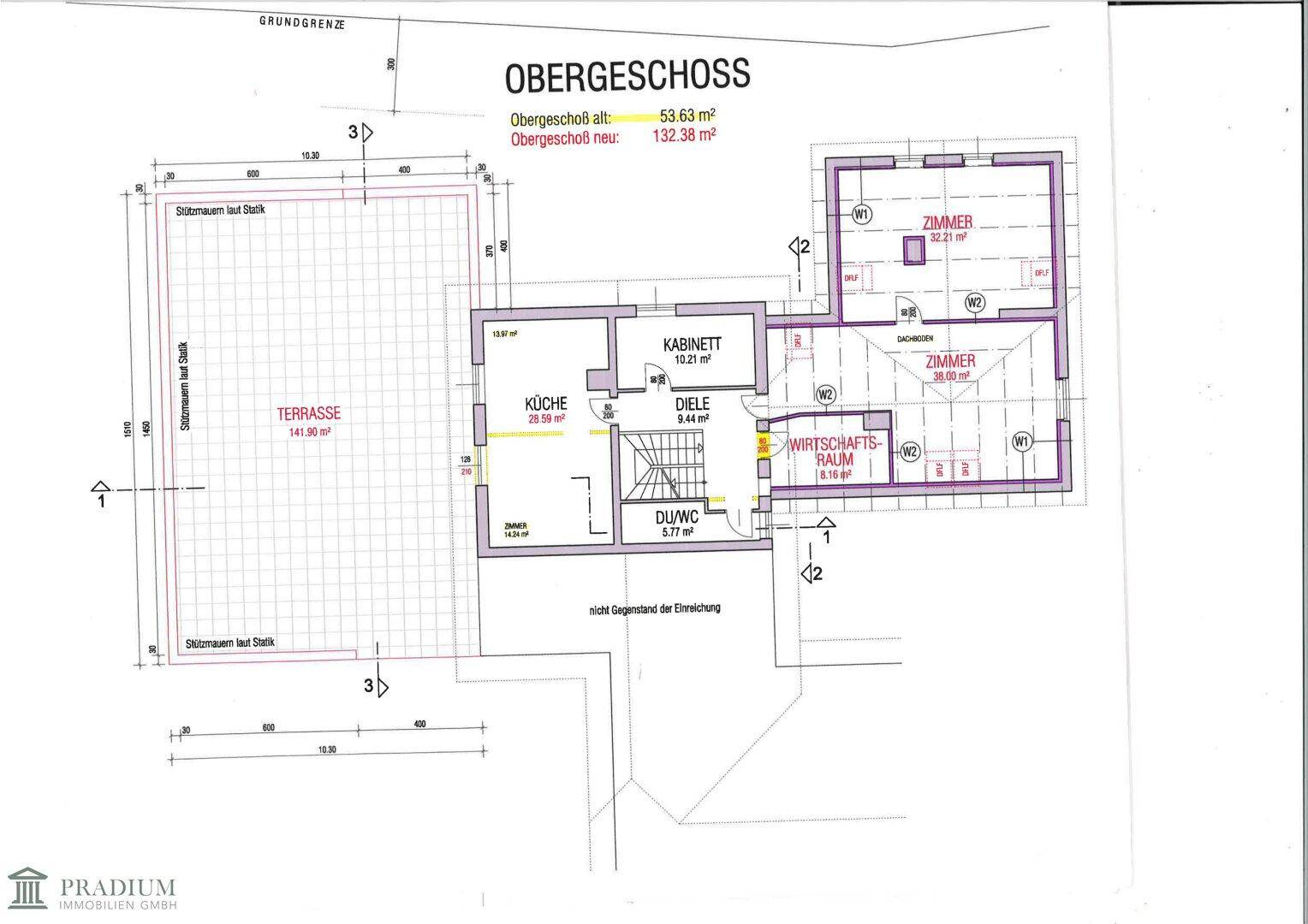 Grundriss des Obergeschosses mit Zimmern, Küche, Diele und großer Terrasse.