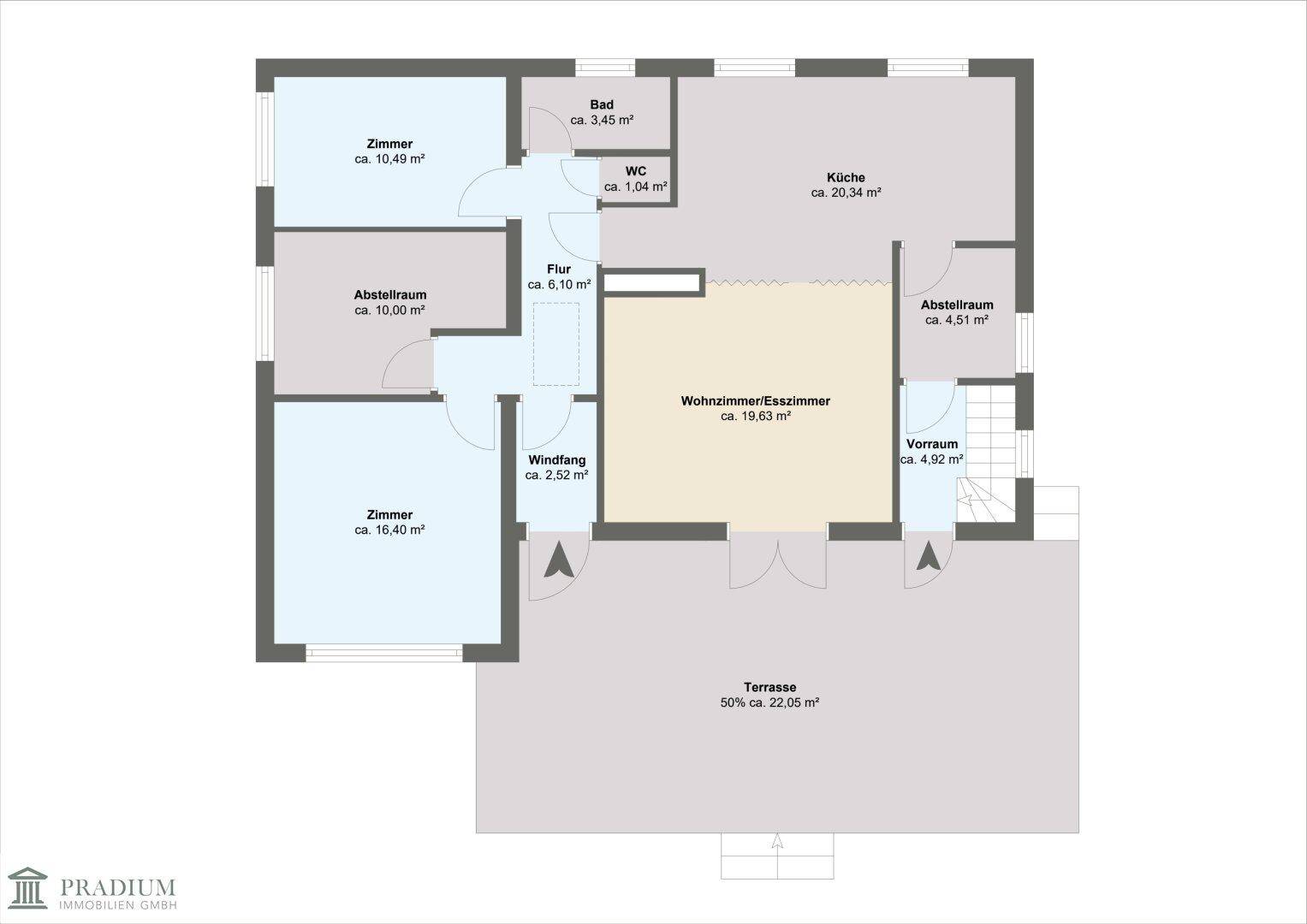 Grundriss des Erdgeschosses mit Wohn-Esszimmer, Küche, Bad, WC und Terrasse.